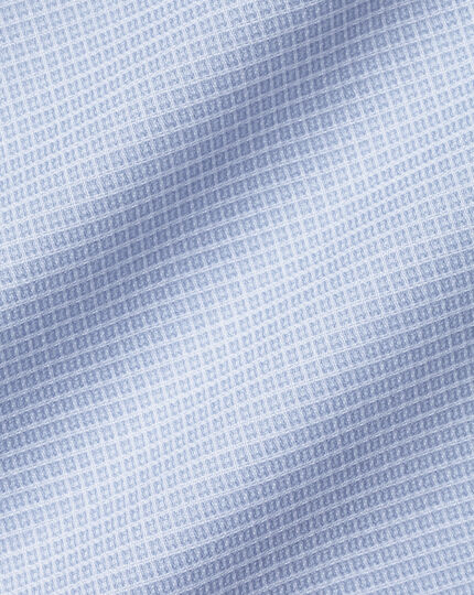 Bügelfreies Hemd aus strukturiertem Stretchgewebe mit Semi-Haifischkragen - Himmelblau