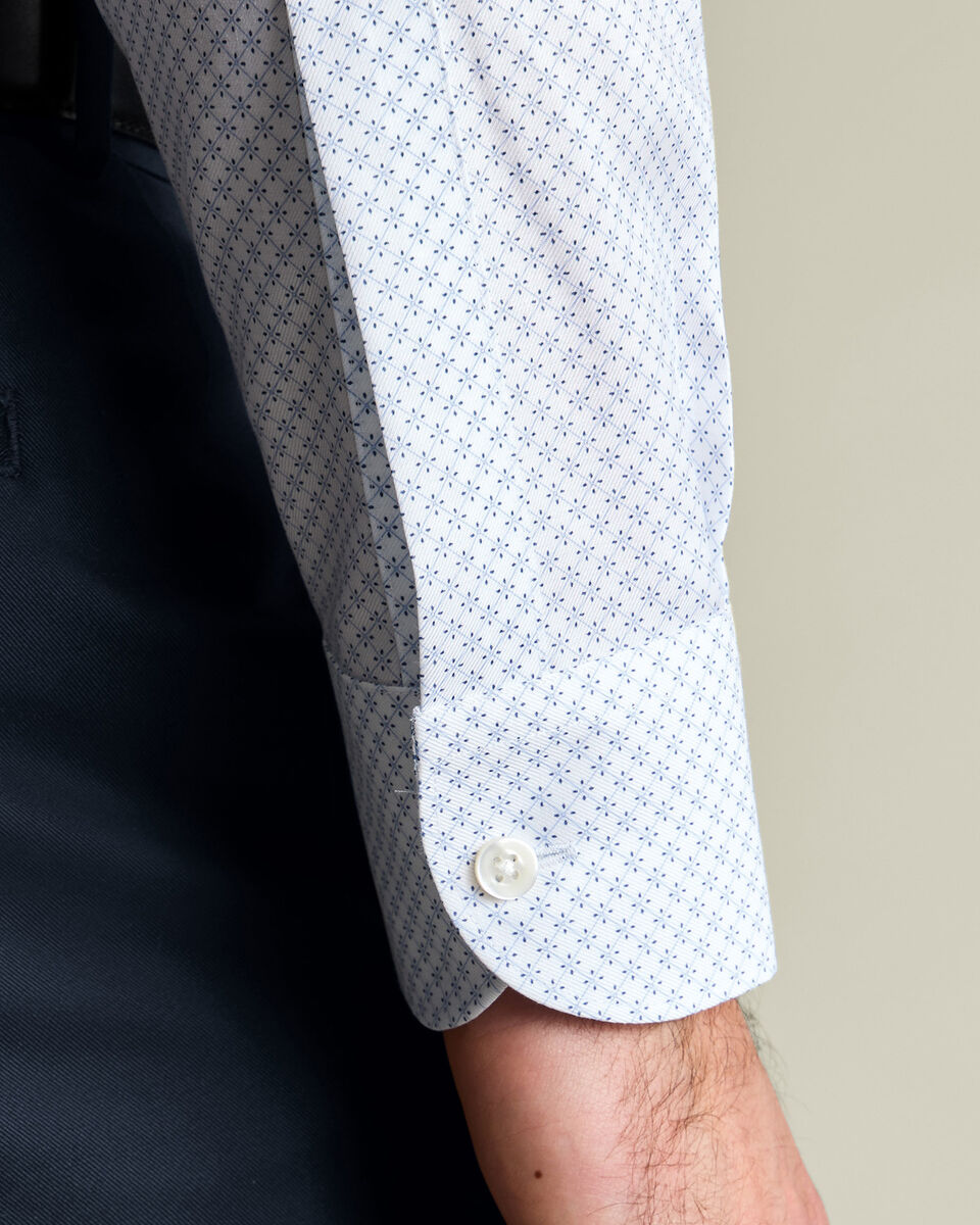 Chemise &agrave; imprim&eacute; g&eacute;om&eacute;trique extensible sans repassage &ndash; Blanc et Bleu clair