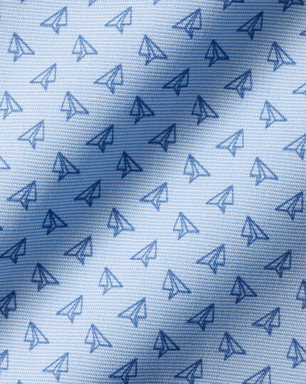 Bügelfreies Hemd mit Semi-Haifischkragen und Papierflugzeug-Motiv - Himmelblau