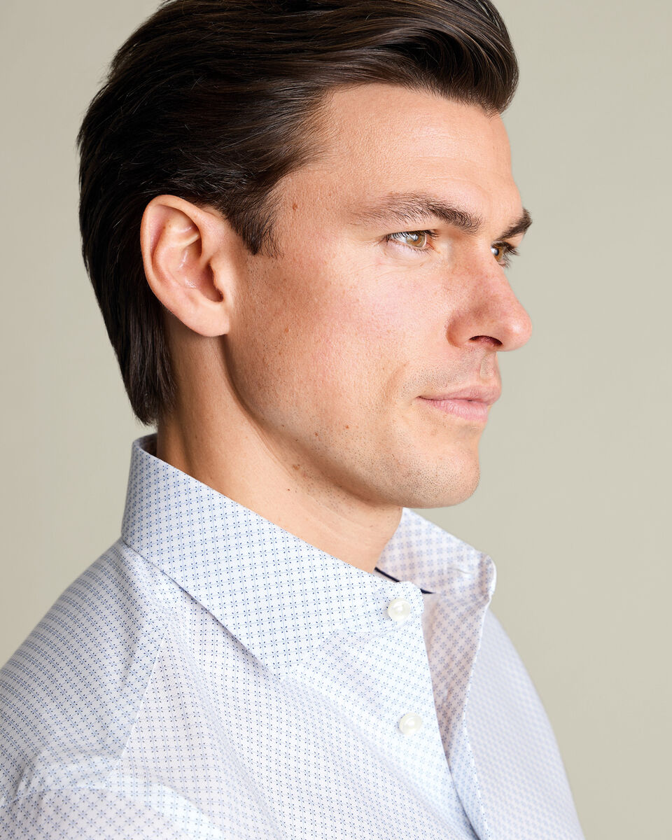 Chemise &agrave; imprim&eacute; g&eacute;om&eacute;trique extensible sans repassage &ndash; Blanc et Bleu clair