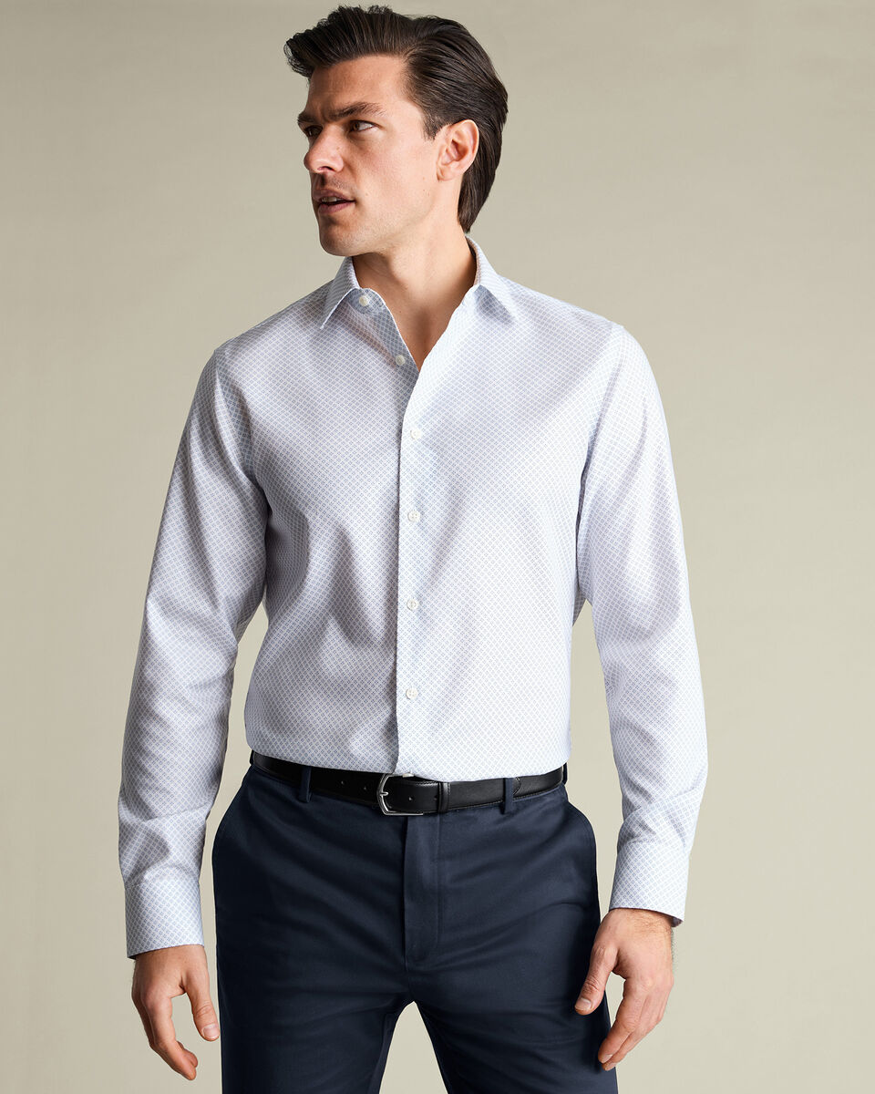 Chemise &agrave; imprim&eacute; g&eacute;om&eacute;trique extensible sans repassage &ndash; Blanc et Bleu clair