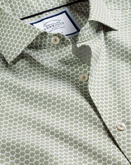 Bügelfreies Hemd mit Semi-Haifischkragen und dekorativem Muster - Olivgrün
