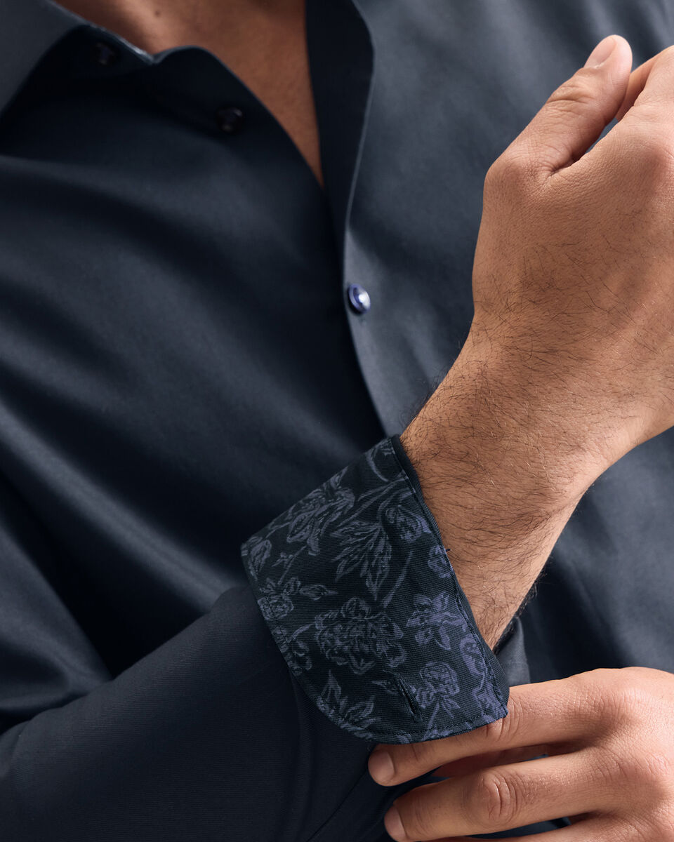 Camisa De Trim Impreso Floral El&aacute;stico Sin Plancha - Azul Marino