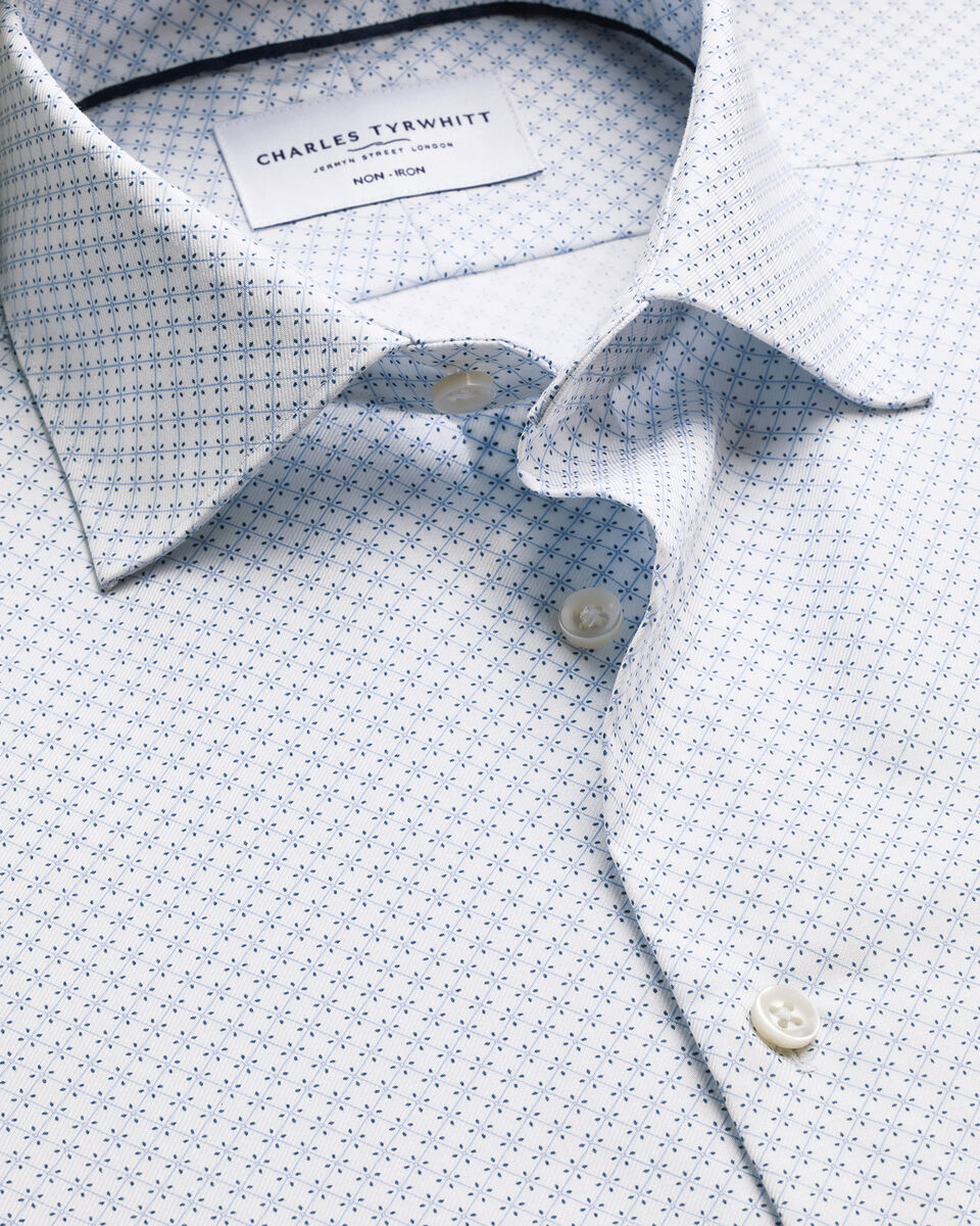 Chemise &agrave; imprim&eacute; g&eacute;om&eacute;trique extensible sans repassage &ndash; Blanc et Bleu clair