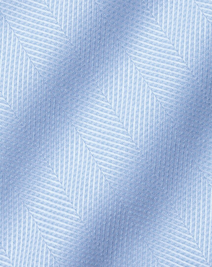 Bügelfreies Hemd mit Haifischkragen und Fischgrätmuster - Himmelblau