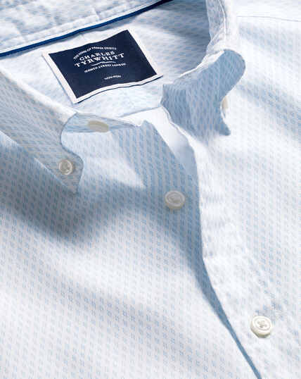 Bügelfreies, kurzärmeliges Stretch-Hemd mit Button-down-Kragen und geometrischem Print - Hellblau