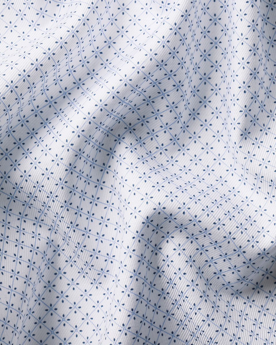 Chemise &agrave; imprim&eacute; g&eacute;om&eacute;trique extensible sans repassage &ndash; Blanc et Bleu clair