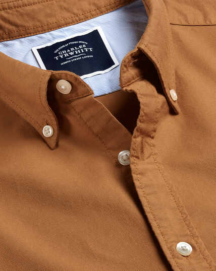 Vorgewaschenes Oxfordhemd mit Button-down-Kragen - Ocker