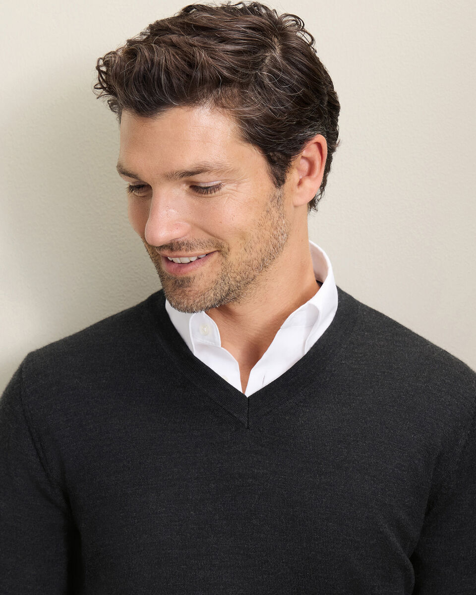 Pull en pur m&eacute;rinos &agrave; col en V - Gris anthracite