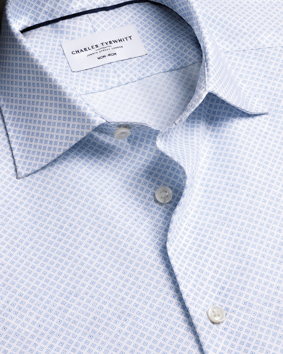 B&uuml;gelfreies Hemd mit geometrischem Muster &ndash; Wei&szlig; & Himmelblau