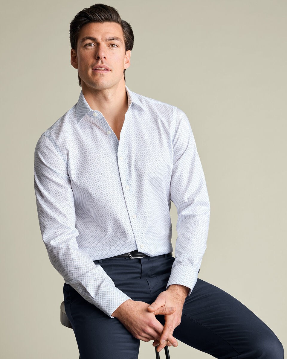 Chemise &agrave; imprim&eacute; g&eacute;om&eacute;trique extensible sans repassage &ndash; Blanc et Bleu clair