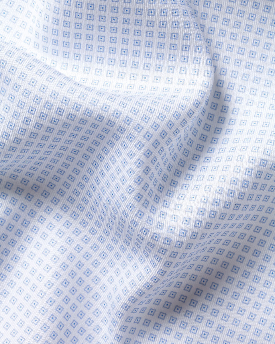 B&uuml;gelfreies Hemd mit geometrischem Muster &ndash; Wei&szlig; & Himmelblau