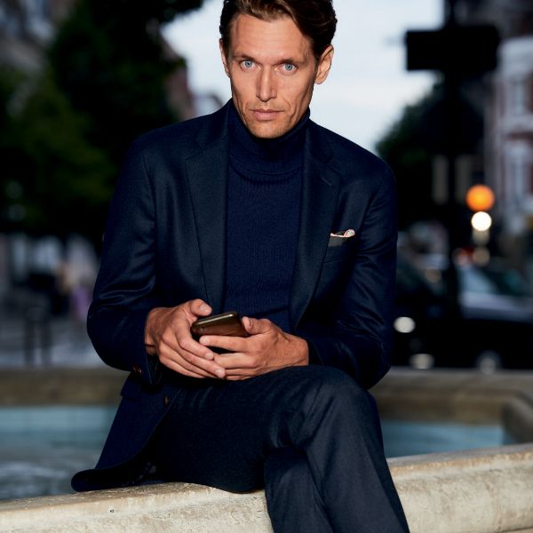 How to Dress for a Dinner Party 