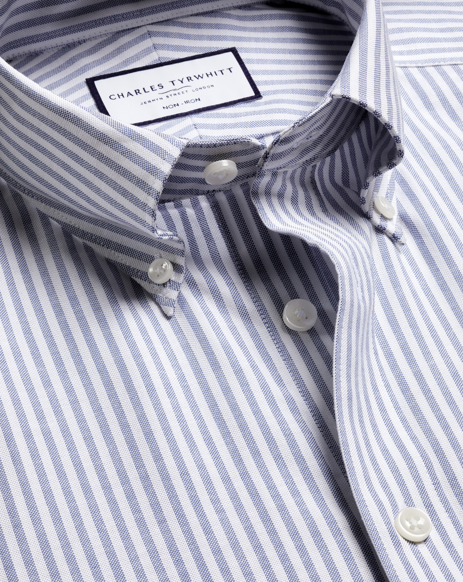 Chemise Oxford Rayures Extensible Sans Repassage - Bleu Moyen pour homme par Charles Tyrwhitt 30€